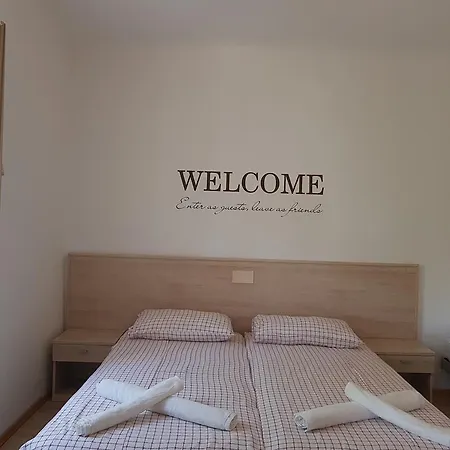 לינה וארוחת בוקר Casa Mia 2*